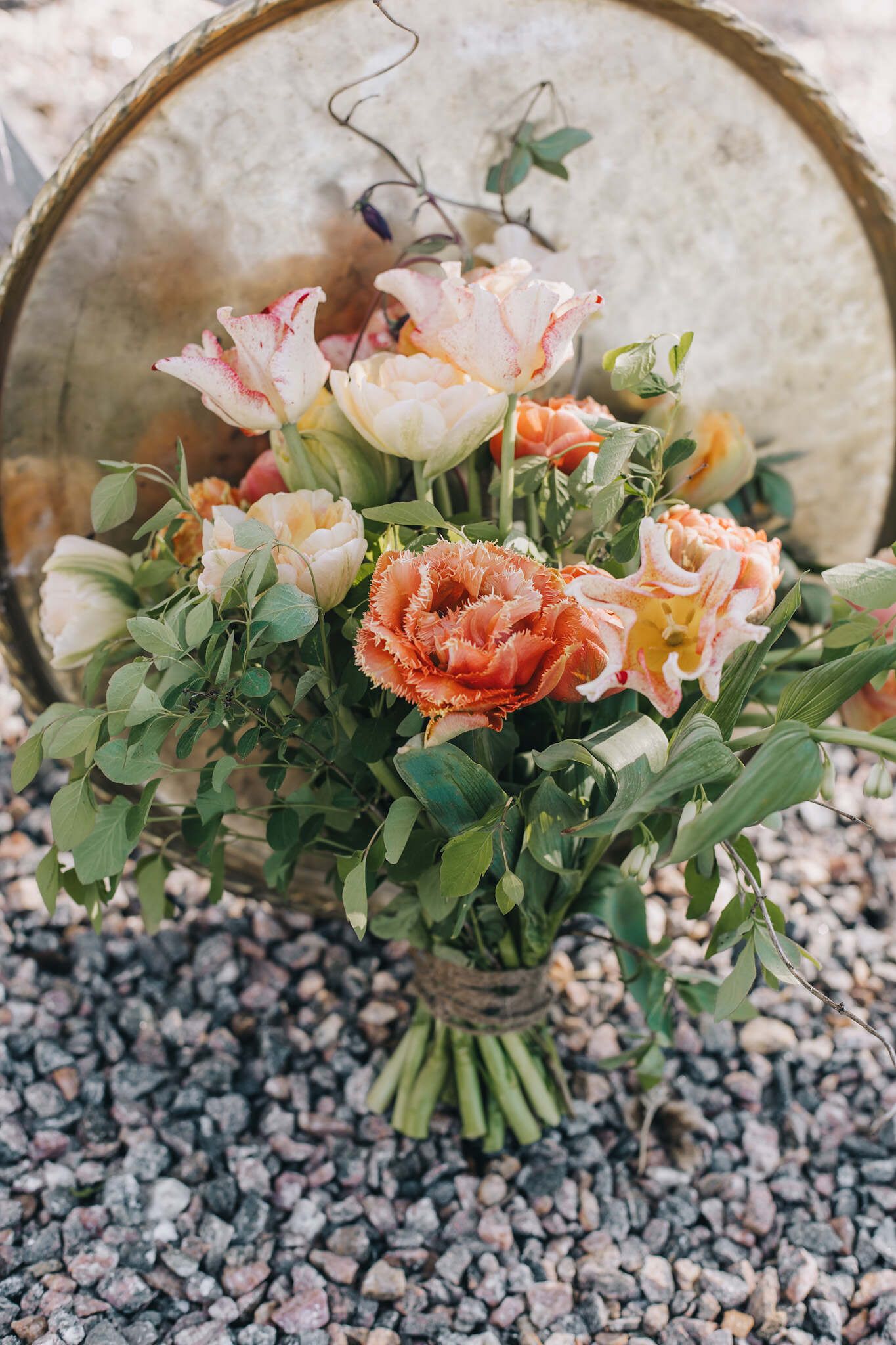 Bukett i orange, persika och rosa med grönt