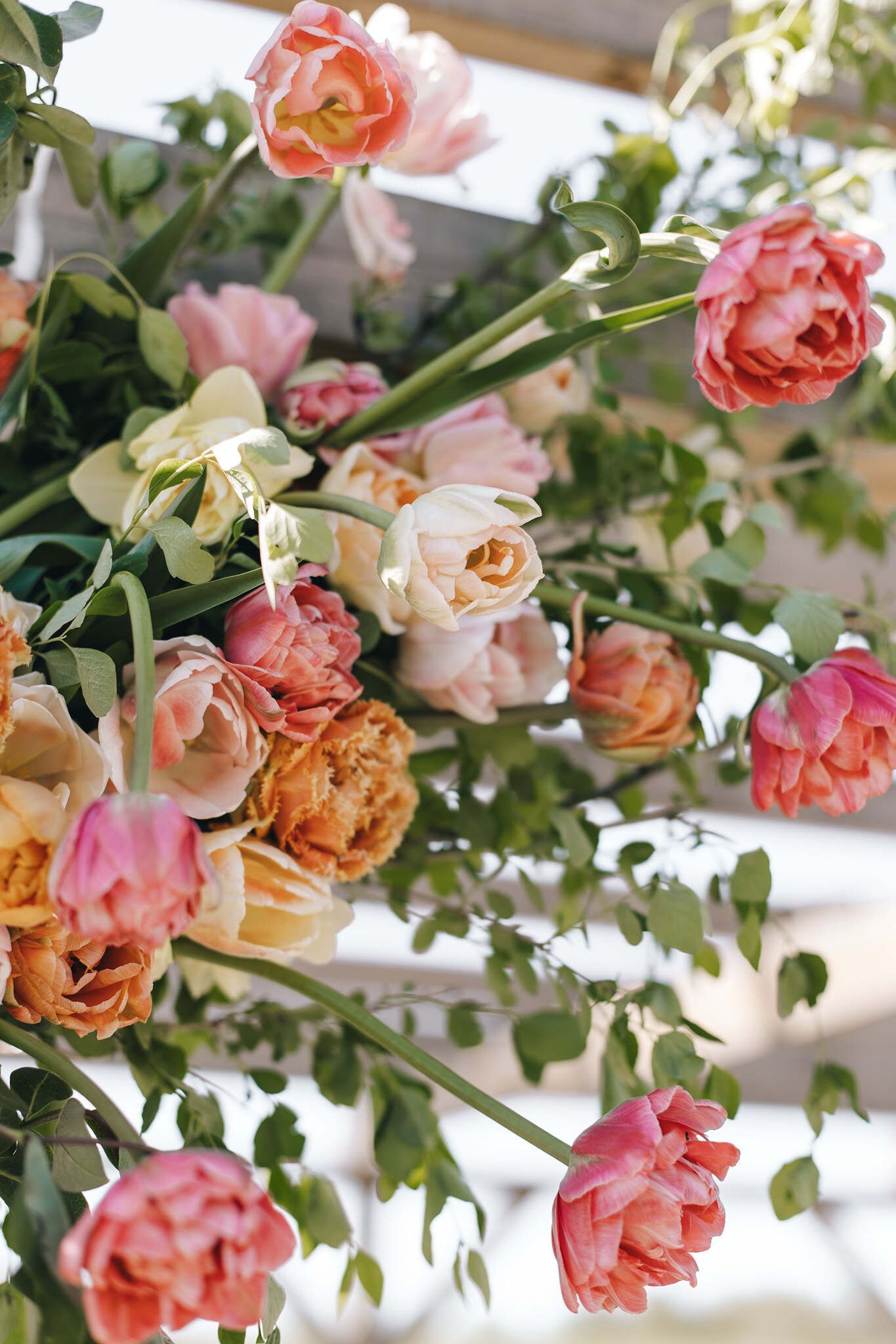 Bukett med rosa och orange blommor
